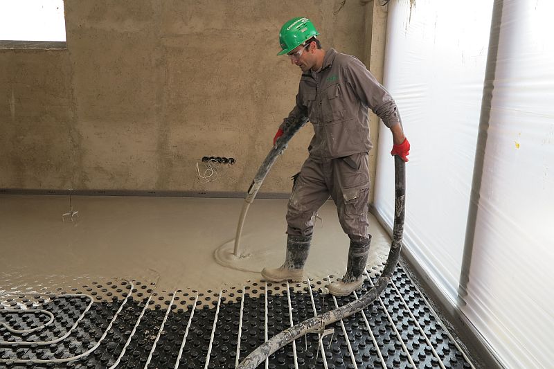 lite-podlahy-anhydritovy-lity-poter-anhyment-ceskomoravsky-beton-postup-8-aplikace-liteho-poteru