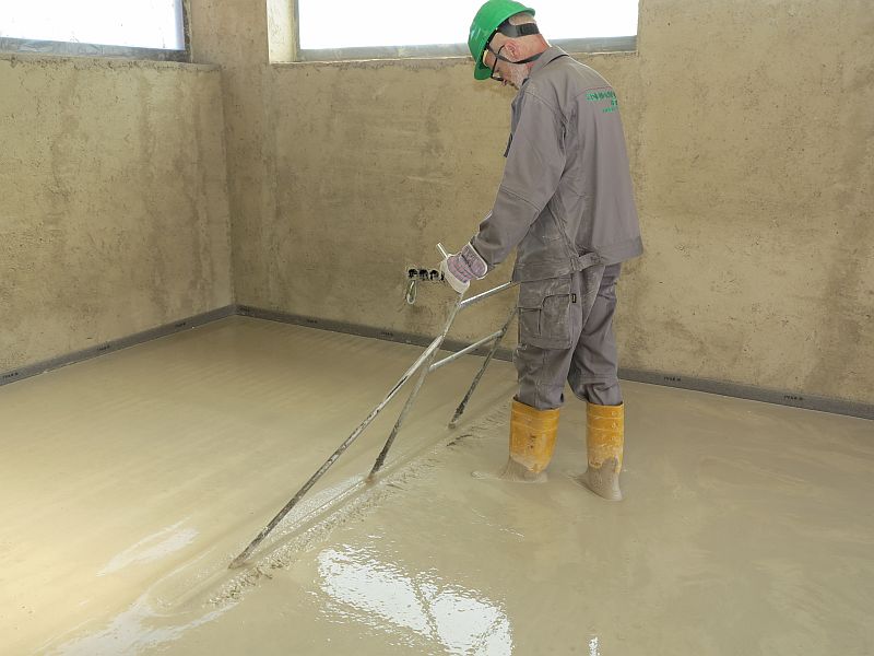 lite-podlahy-anhydritovy-lity-poter-anhyment-ceskomoravsky-beton-postup-9-hutneni-hrube-urovnani-lite-smesi