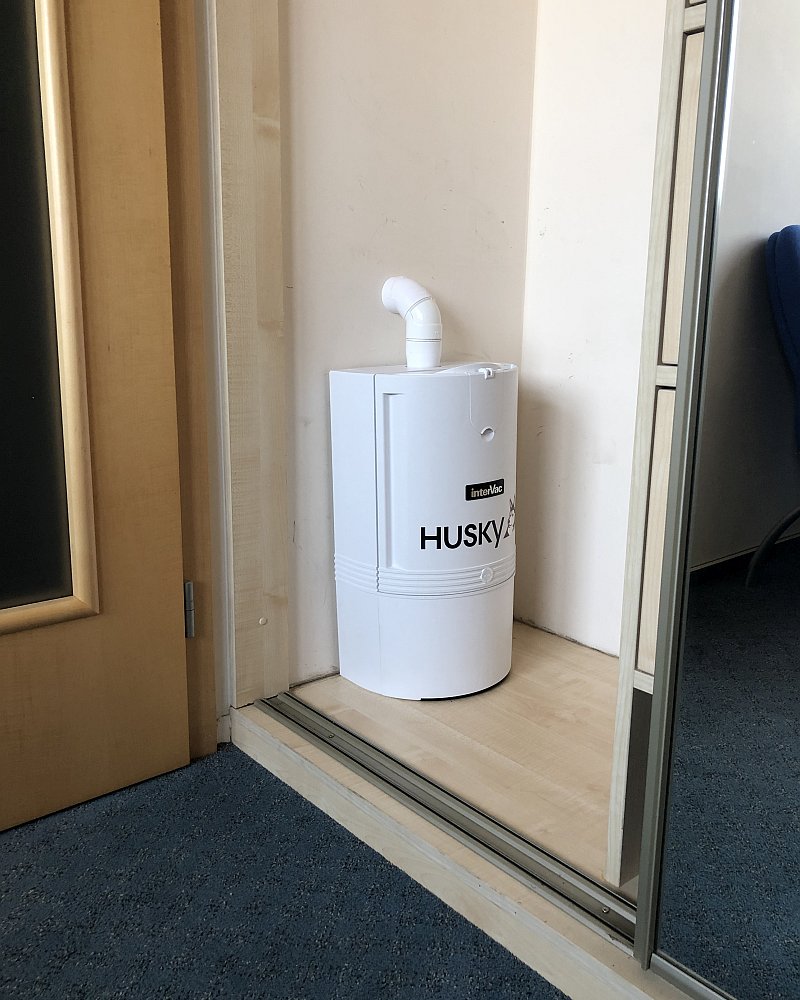centralni-vysavac-husky-condovac-660-dodatecna-montaz-vysavacova-jednotka-ve-vestavene-skrini