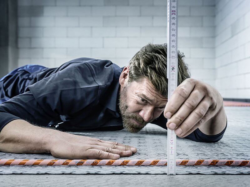 podlahove-teplovodni-vytapeni-rehau-instalace-topne-trubky-delnik