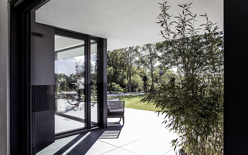 okenni-a-dverni-systemy-rehau-material-rau-fipro-x-exterier-velke-prosklene-plochy-tmavy-dekor