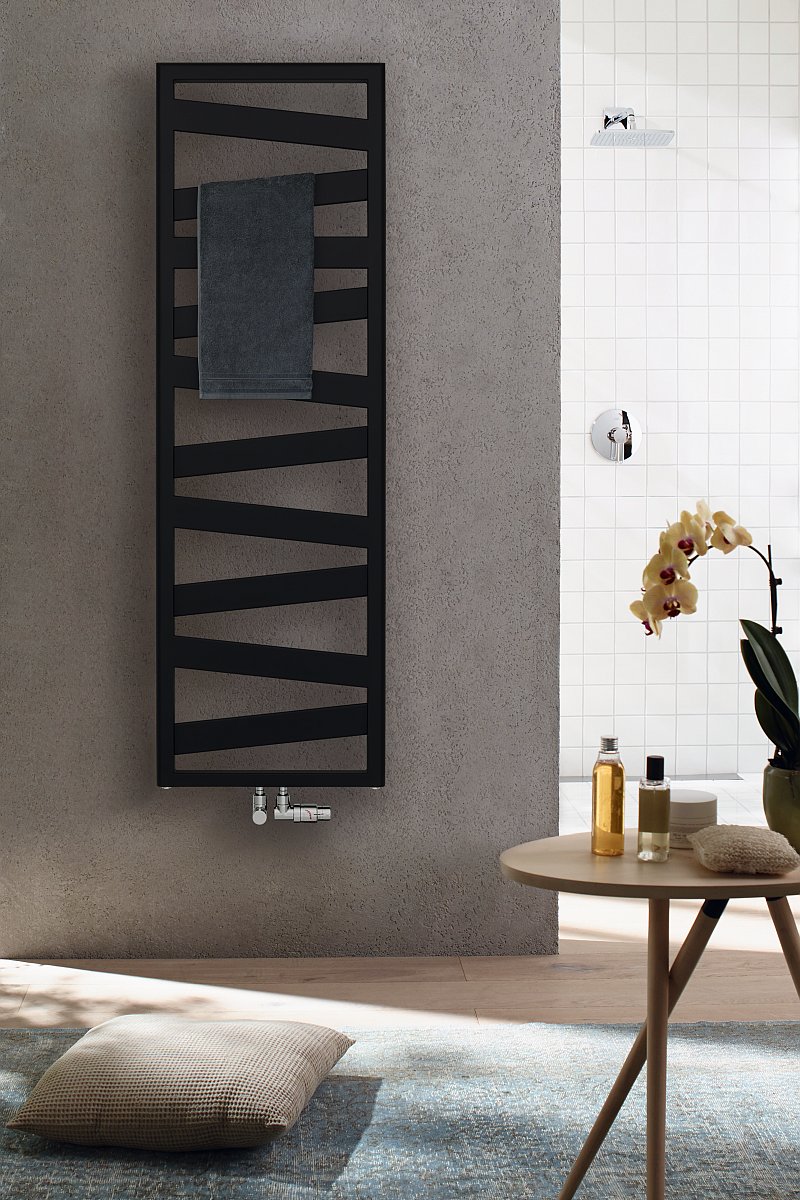 designovy-radiator-zehnder-kazeane-black-matt-0557