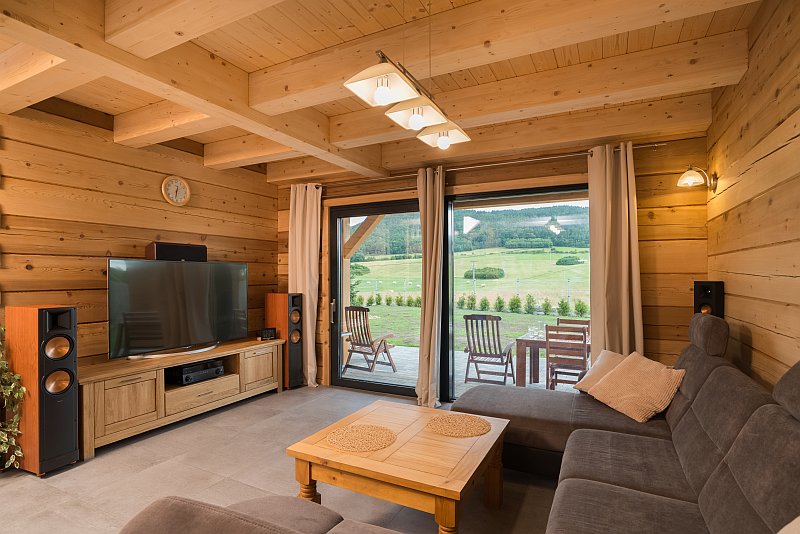 masivni-drevostavba-z-cedru-interier-obyvaci-pokoj-cedrove-drevo-hs-portal-vstup-na-terasu