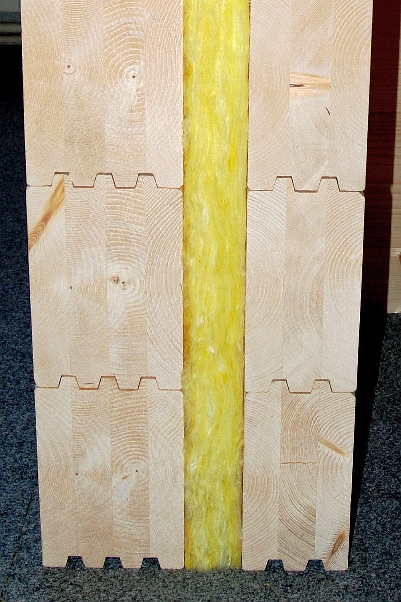 roubena-doustena-z-masivniho-suseneho-lepeneho-dreva-s-vlozenou-tepelnou-izolaci-z-mineralni-vlny-detail