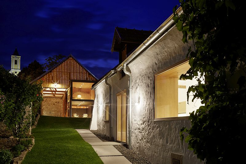 rekonstrukce-venkovske-usedlosti-cp-architektur-rakousko-jois-exterier-stodola-vecer