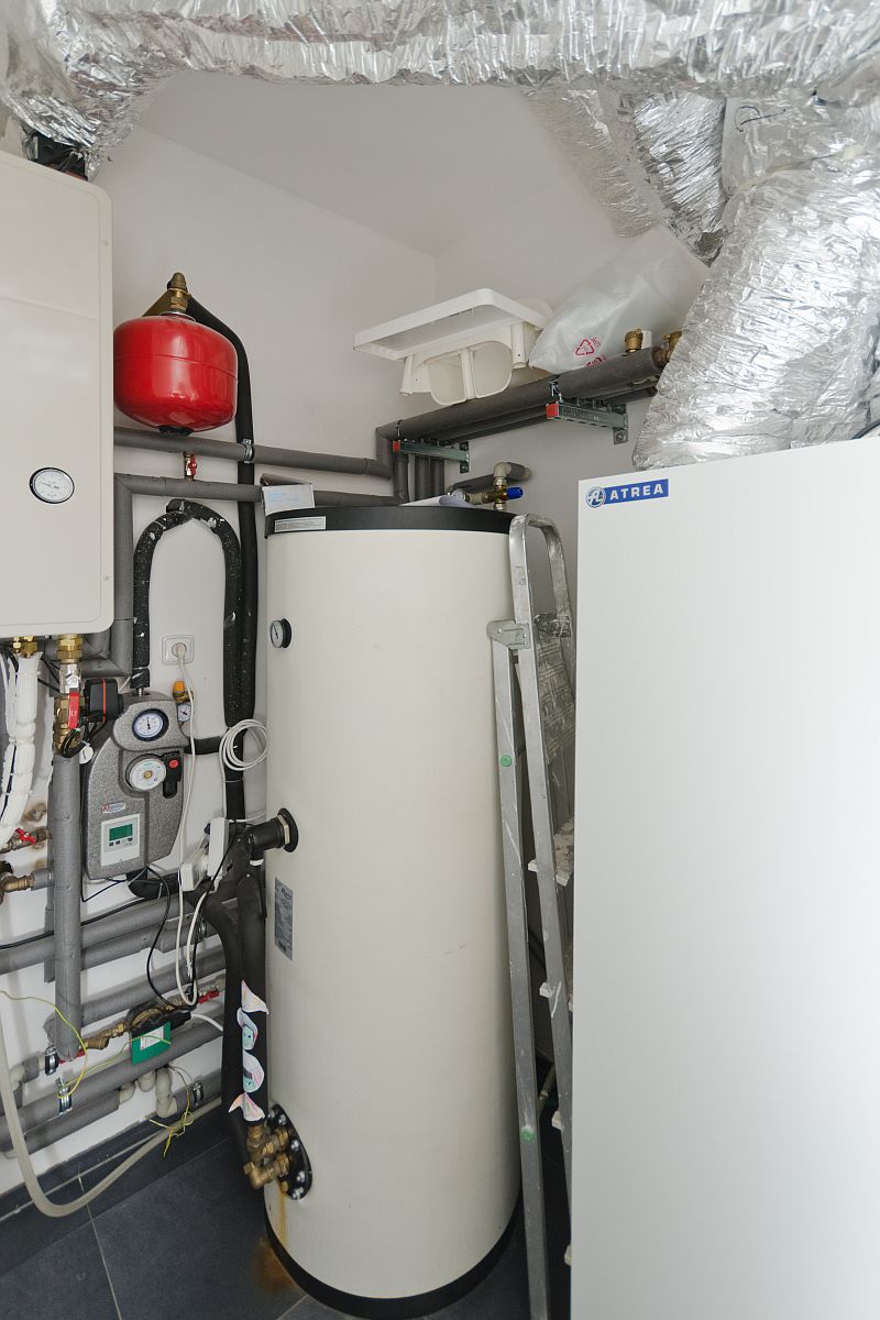 centralni-vzduchotechnicke-jednotky-s-akumulacni-nadrzi-v-technicke-mistnosti