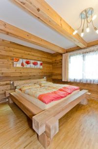 konstrukce-postele-z-cerveneho-cedru