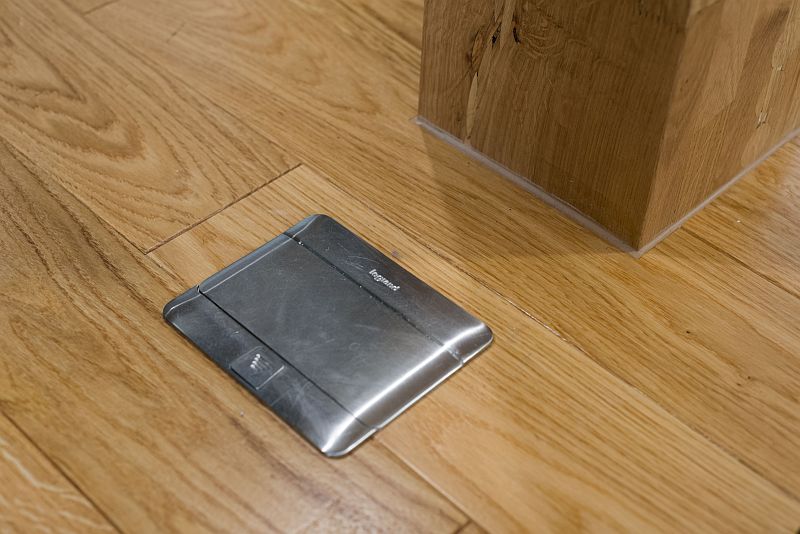 skola-interieru-z-redakcnich-navstev-drevostaveb-interier-obyvaci-pokoj-nabytek-doplnky-podlahove-zasuvky-2