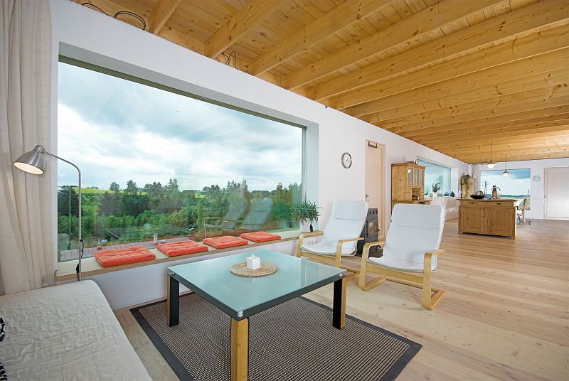 skola-interieru-z-redakcnich-navstev-drevostaveb-interier-obyvaci-pokoj-nabytek-doplnky-velkoformatove-okno