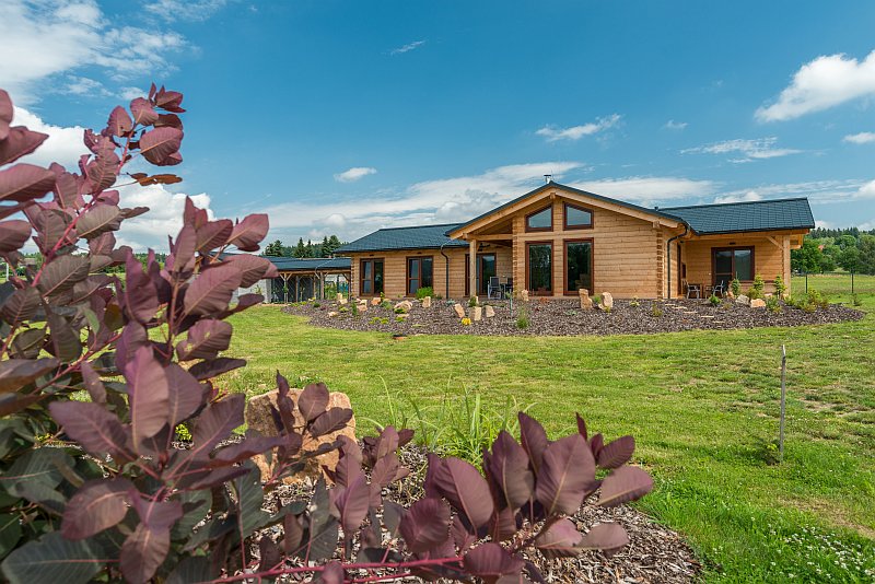 masivni-drevostavba-moderni-roubenka-exterrier-zahrada