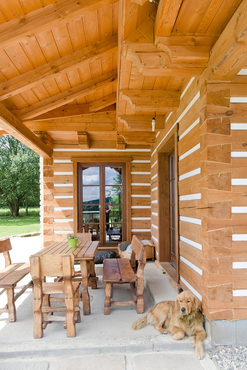 masivni-drevostavba-moderni-roubenka-vyrobena-cnc-stroji-exterier-bartos-drevostavby