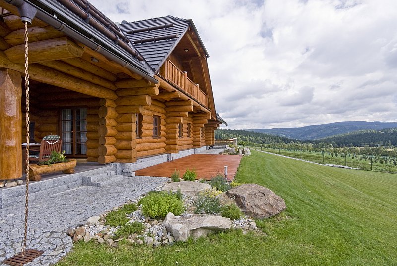 masivni-drevostavba-srub-z-kulatiny-exterier-krajina
