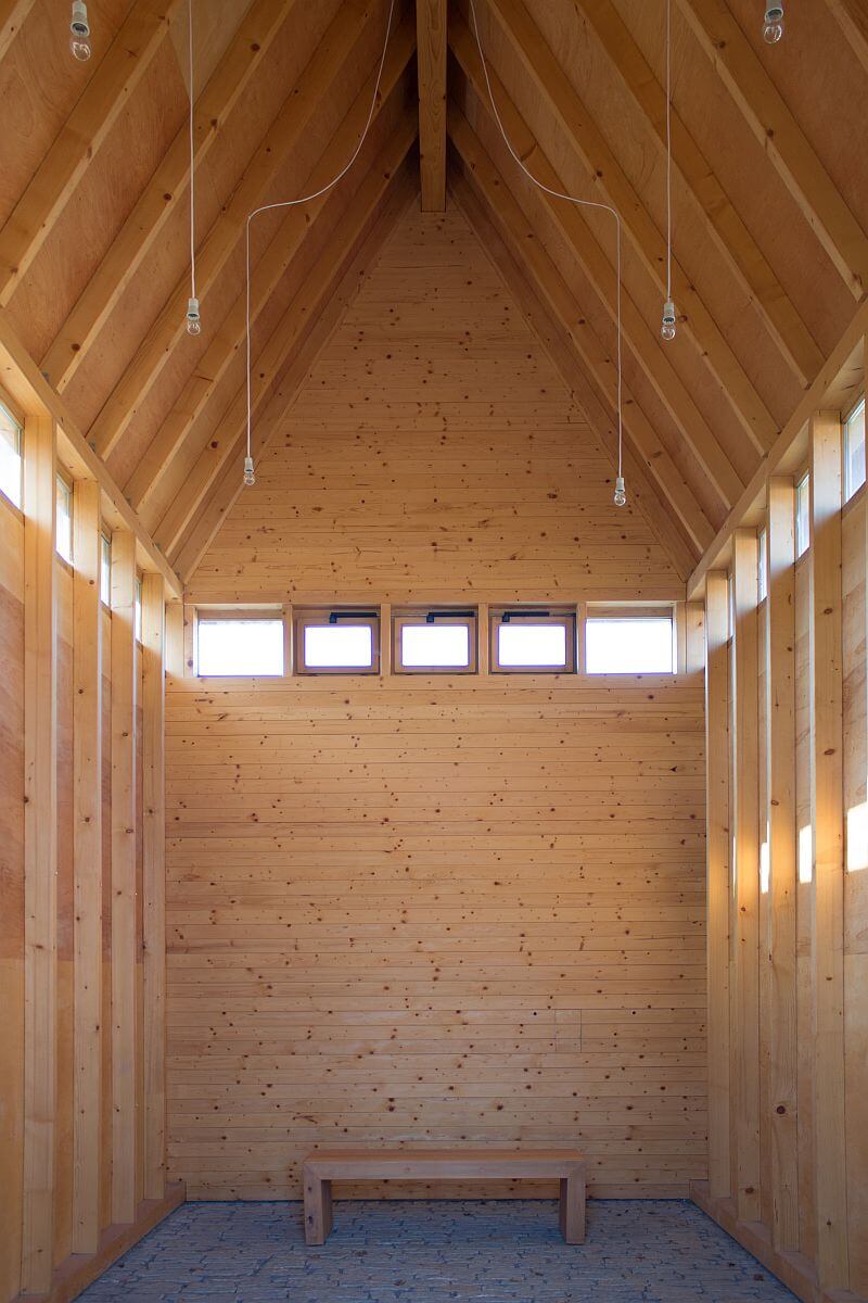 drevostavba-na-navsi-obce-dolni-becva-sindelova-fasada-interier-foto-daniel-baros