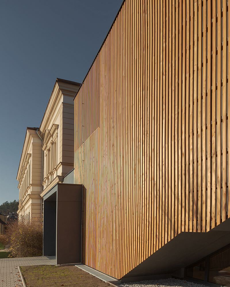 drevostavba-pristavba-skolni-druziny-drevena-fasada-palis-plzen-foto-matej-hosek