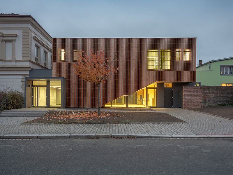 drevostavba-pristavba-skolni-druziny-vecer-palis-plzen-foto-matej-hosek-tinified