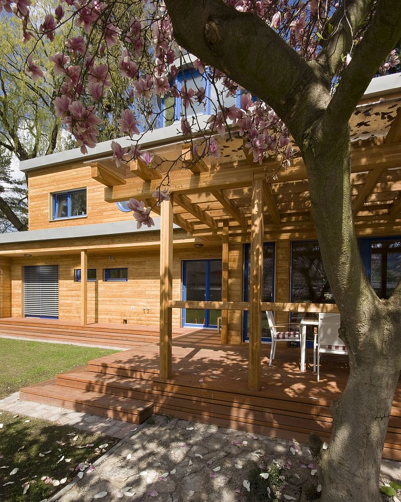 moderni-drevostavba-drevena-fasada-terasa-stinici-strom