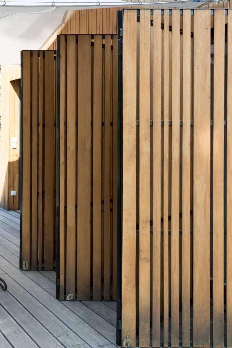 moderni-drevostavba-stinici-technika-drevena-fasada-stinici-plachta-detail