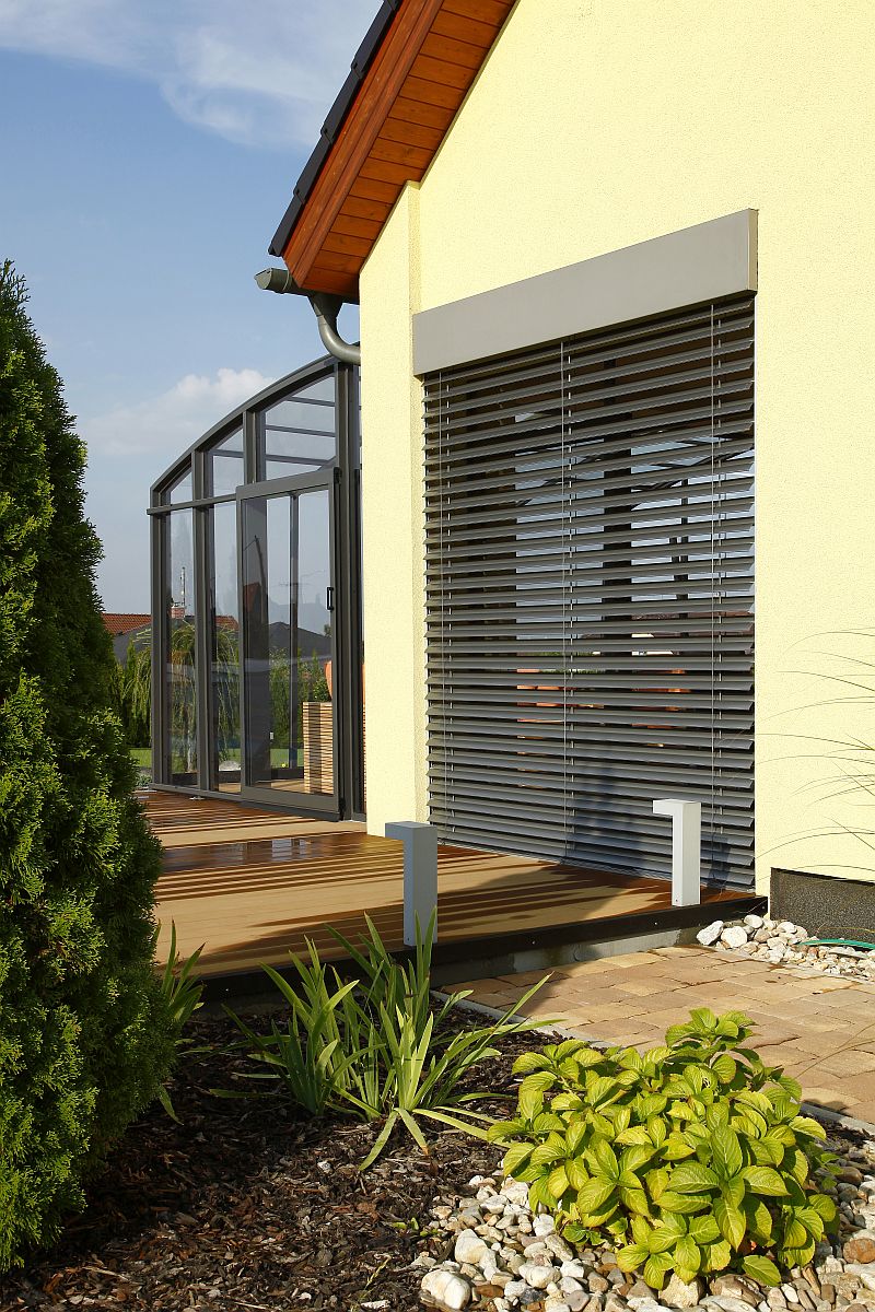 moderni-drevostavba-stinici-technika-venkovni-rolety-s-elektropohonem