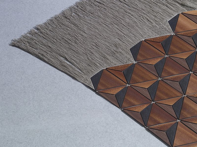 elisa-strozyk-textilie-ze-dreva-detail-tmave-drevo