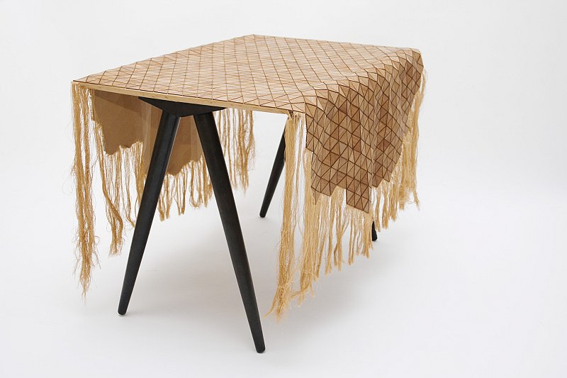 elisa-strozyk-textilie-ze-dreva-stul-dreveny-ubrus