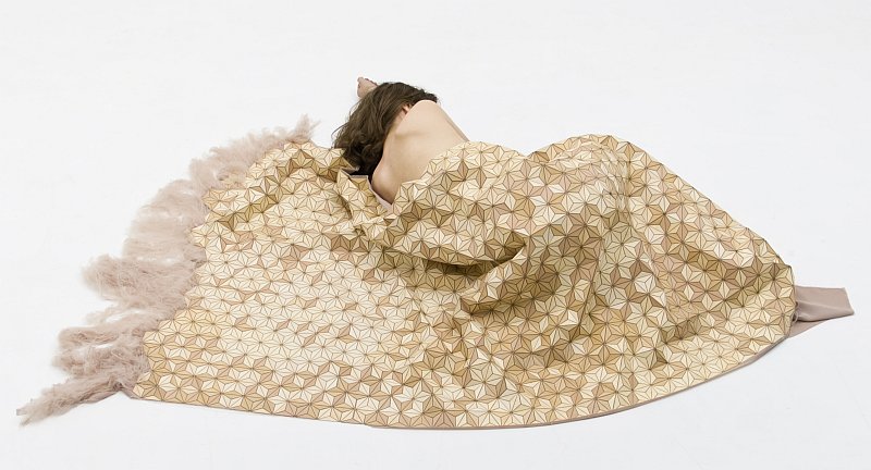 elisa-strozyk-textilie-ze-dreva-zena-deka