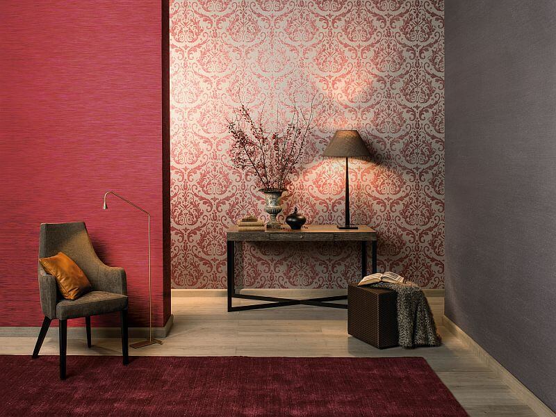 textilni-tapety-interier-kreslo-stolek-lampa-dekorace-elegance