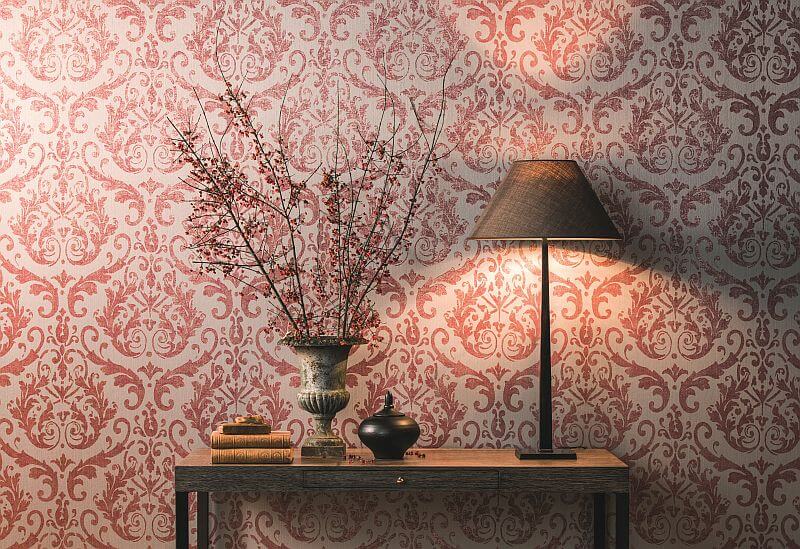 textilni-tapety-interier-stolek-lampa-dekorace-elegance