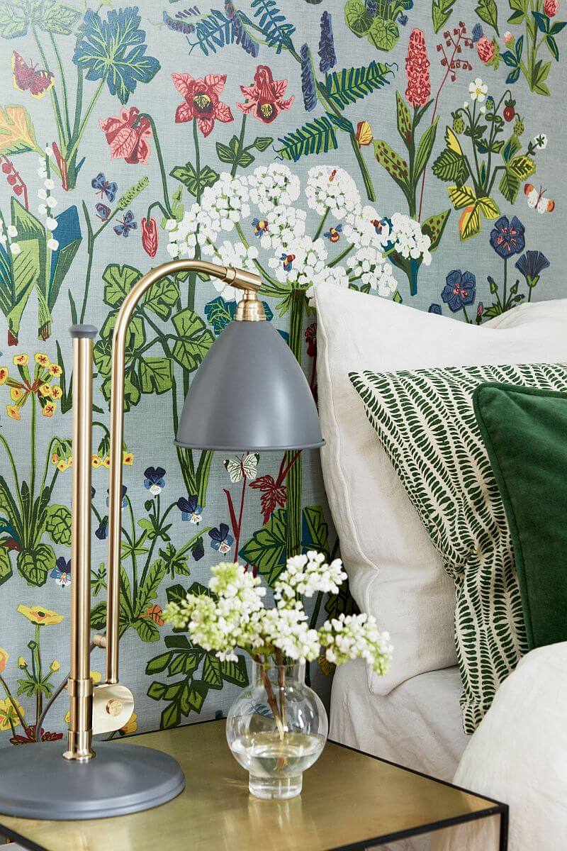 textiltni-tapety-interier-loznice-kvetinovy-vzor-scandinavian-designers-aurora