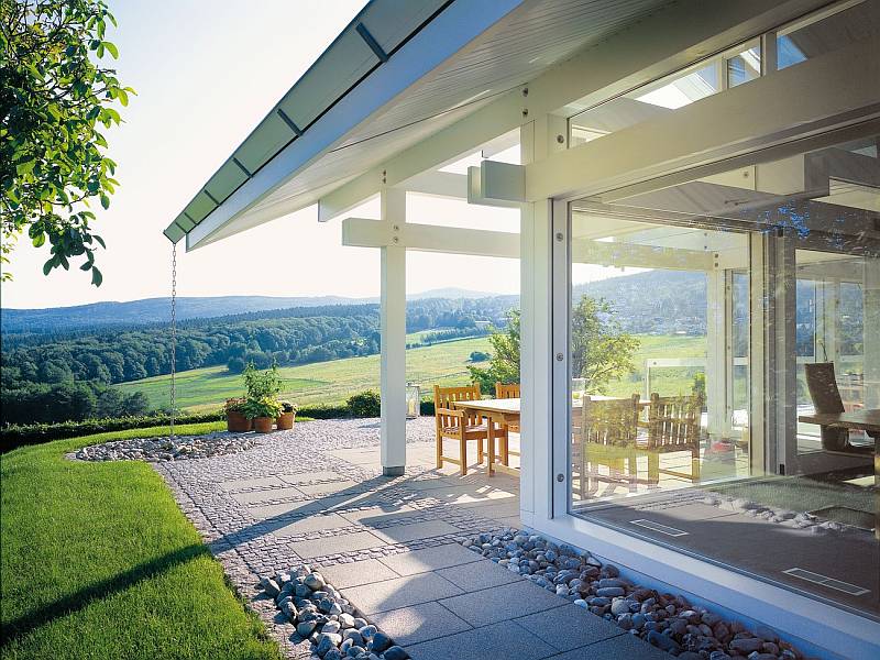 tezky-dreveny-skelet-kostrukce-drevostavby-proskleni-vyhled-do-krajiny