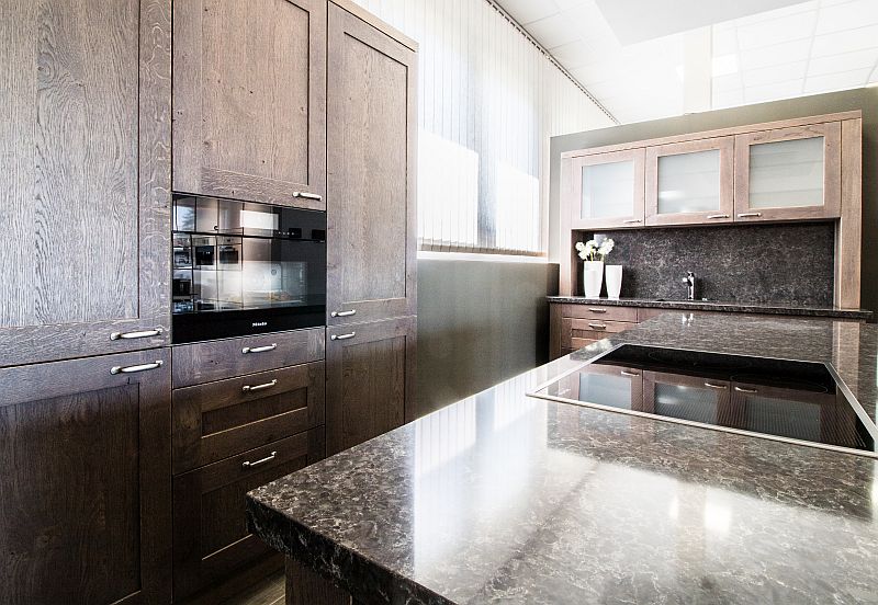 interier-kuchyne-pracovni-desky-a-obklady-schmidt-kuchyne