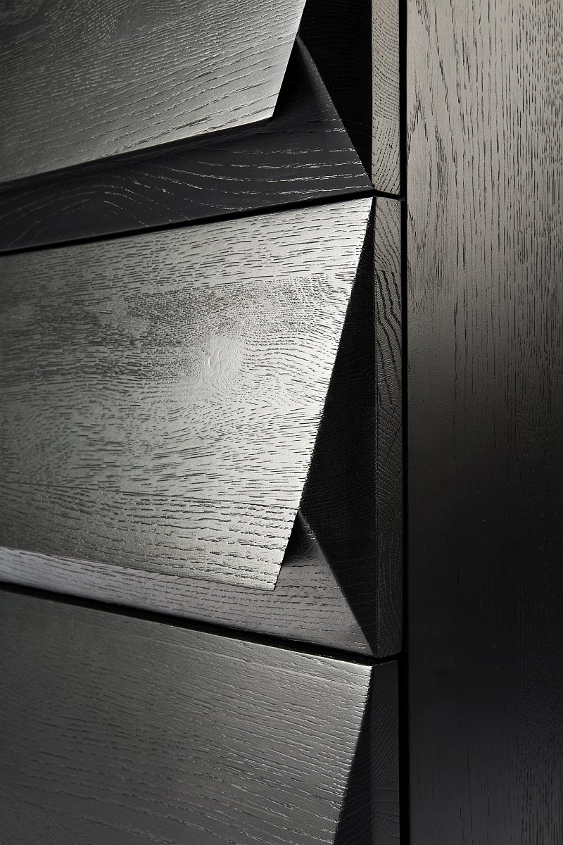 ulozny-nabytek-designova-drevena-skrinka-detail