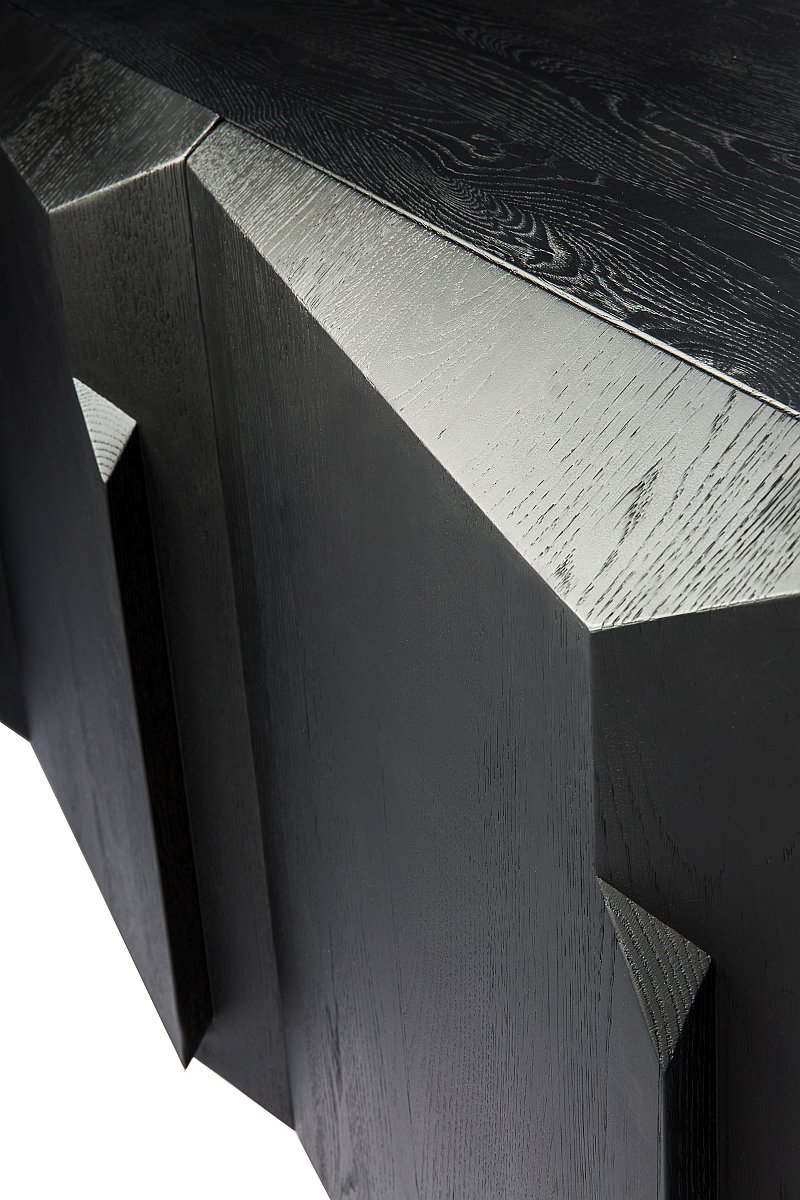 ulozny-nabytek-designova-skrinka-z-masivniho-dreva-detail