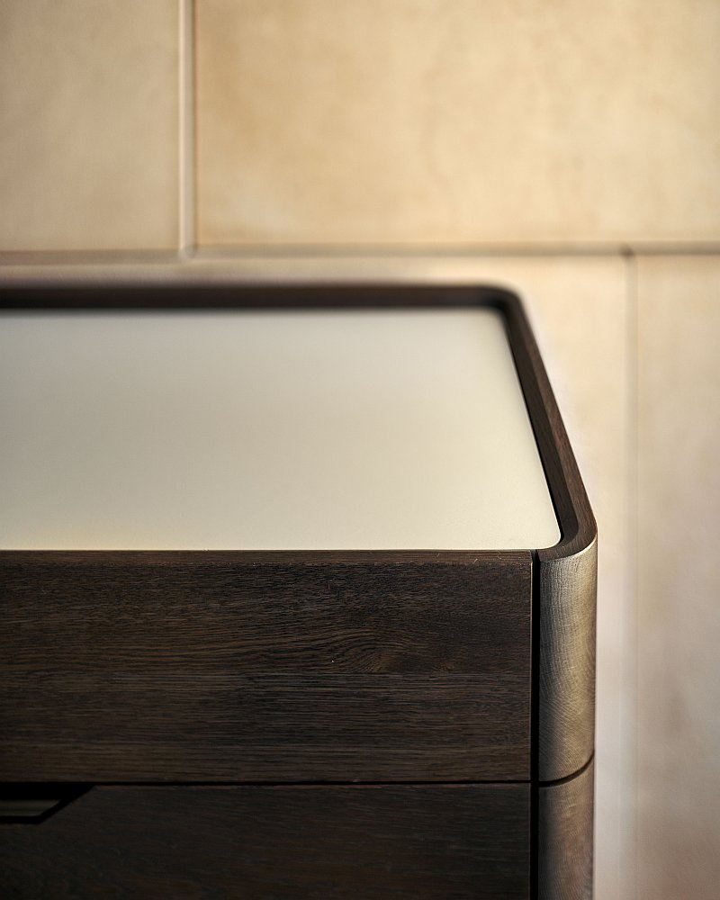 ulozny-nabytek-elegantni-komoda-z-masivniho-dreva-detail-foto-jakub-dvorak