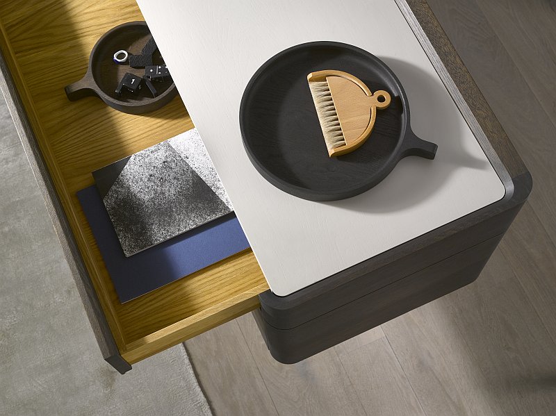 ulozny-nabytek-elegantni-komoda-z-masivniho-dreva-foto-filip-splapal