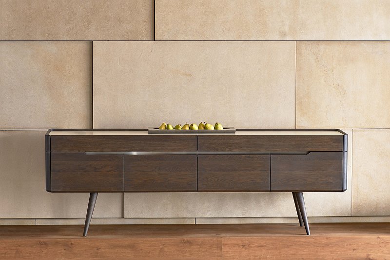 ulozny-nabytek-elegantni-komoda-z-masivniho-dreva-foto-jakub-dvorak