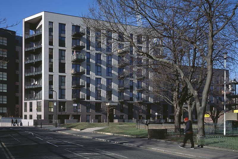 vicepodlazni-drevostavba-bridport-house-londyn-ulice-tinified