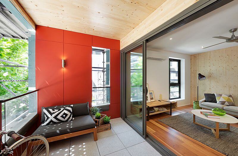 vicepodlazni-drevostavba-forte-melbourne-interier-obyvaci-pokoj-balkon