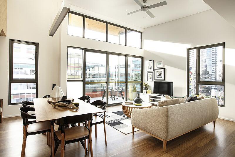 vicepodlazni-drevostavba-forte-melbourne-interier-obyvaci-pokoj-jidelni-stul