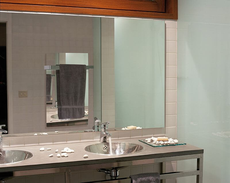 interier-koupelna-skleneny-salavy-panel-fenix-ecosun-600-g-mirror