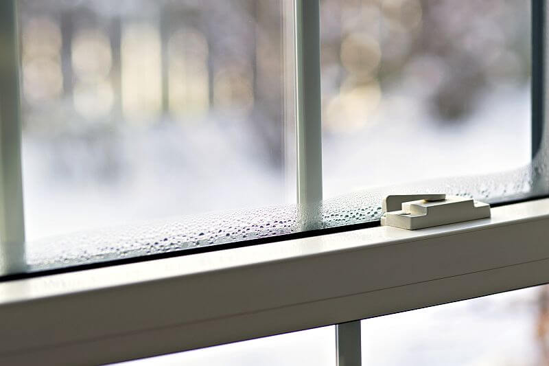orosene-okno-vlhkost-dreamstime