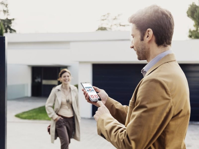Ovládání domácnosti pomocí mobilního telefonu, foto Somfy Ovládání domácnosti pomocí mobilního telefonu, foto Somfy