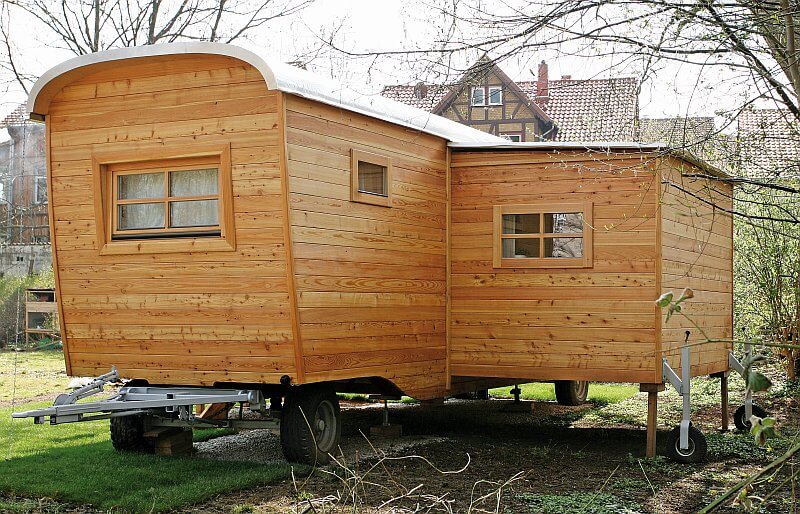 wohlwagen-mobilni-dum-na-kolech-drevostavba-moderni-maringotka-exterier-pristavba-zadni-pohled-tinified