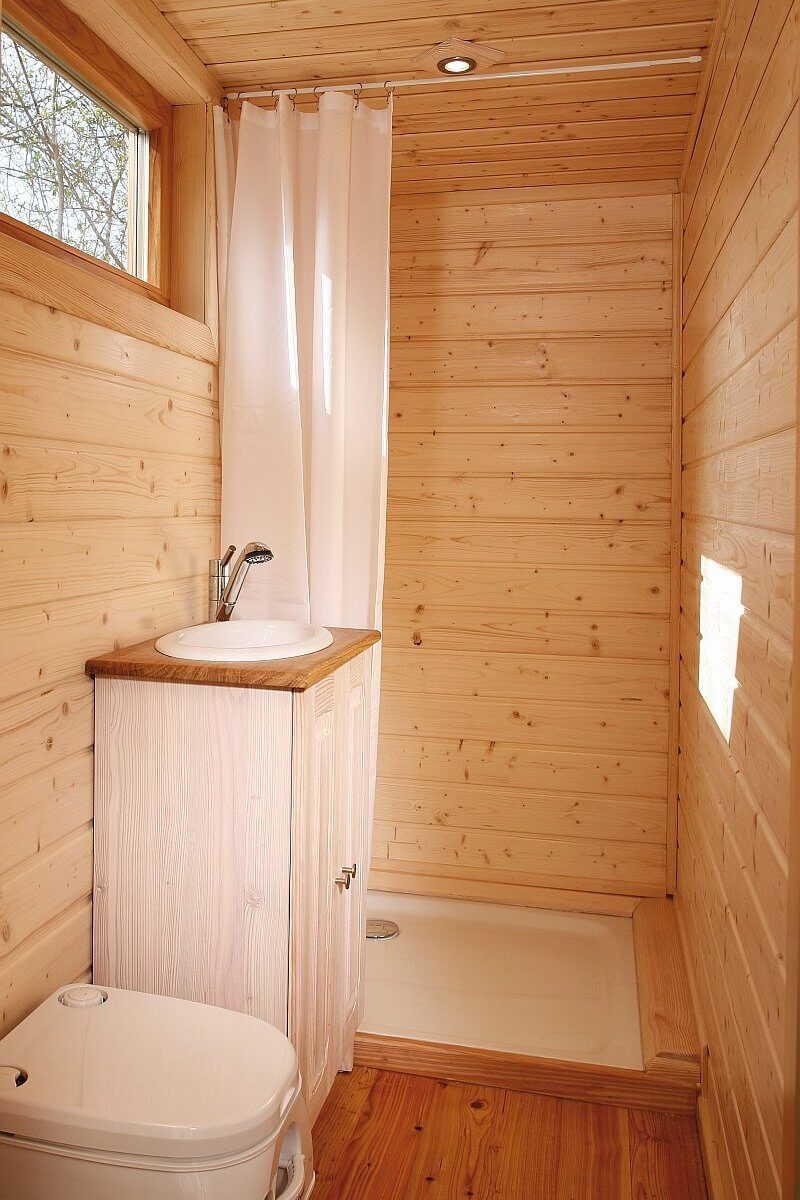 wohlwagen-mobilni-dum-na-kolech-drevostavba-moderni-maringotka-interier-koupelna-wc-sprchovy-kout-umyvadlo-tinified