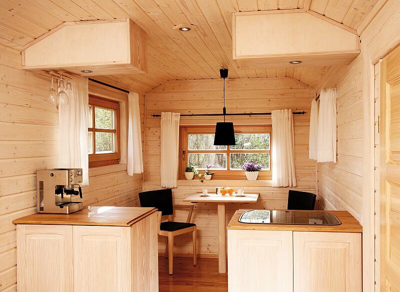 wohlwagen-mobilni-dum-na-kolech-drevostavba-moderni-maringotka-interier-kuchynka-jidelni-stul-tinified