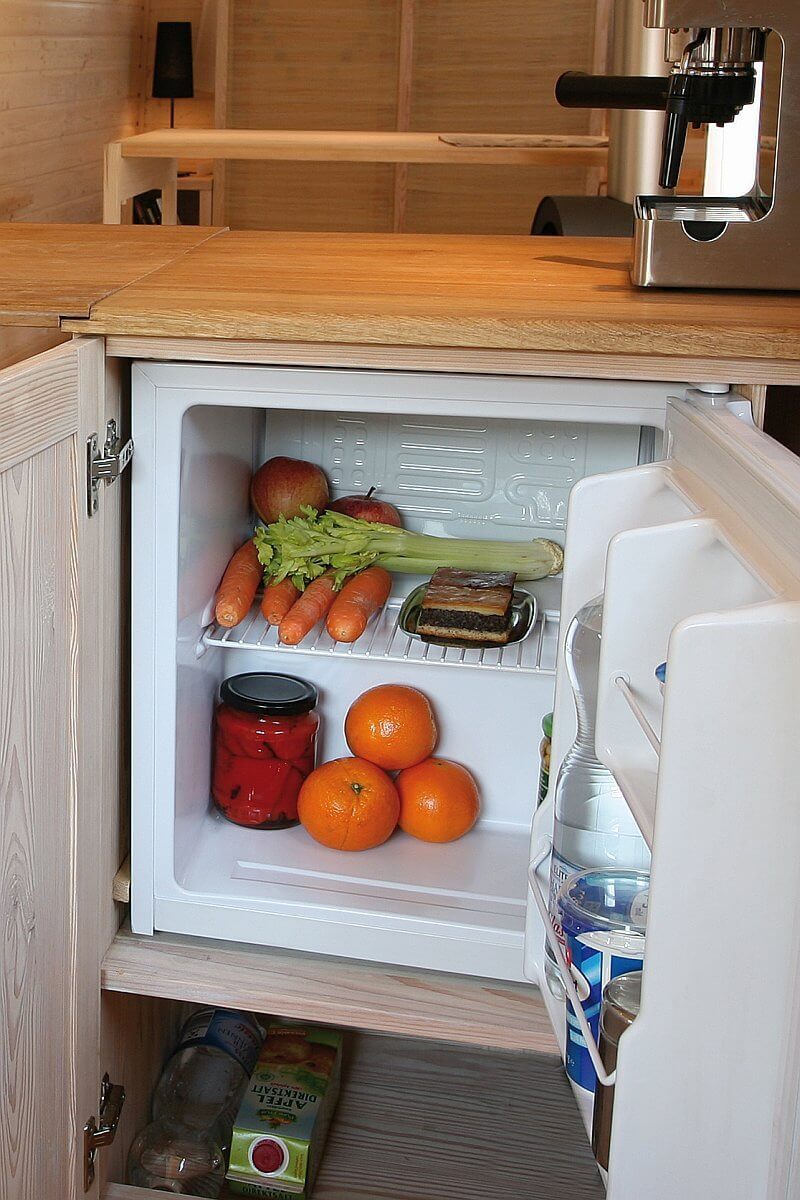 wohlwagen-mobilni-dum-na-kolech-drevostavba-moderni-maringotka-interier-kuchynka-vestavena-lednicka-tinified