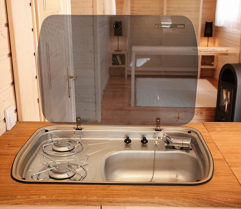 wohlwagen-mobilni-dum-na-kolech-drevostavba-moderni-maringotka-interier-kuchynka-zabudovany-varic-drez-tinified