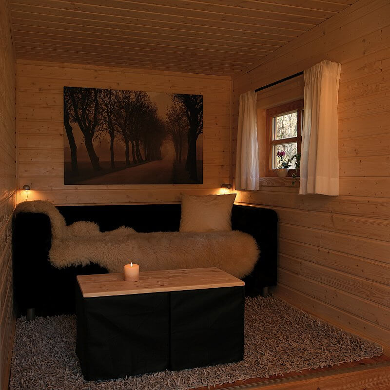 wohlwagen-mobilni-dum-na-kolech-drevostavba-moderni-maringotka-interier-obyvak-svetlo-svicek-atmosfera-tinified