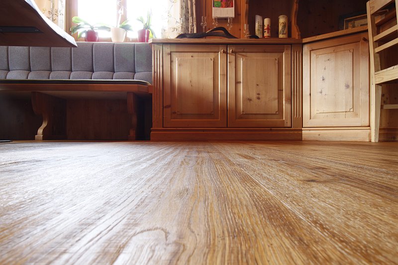 drevena-podlaha-z-masivniho-dreva-interier