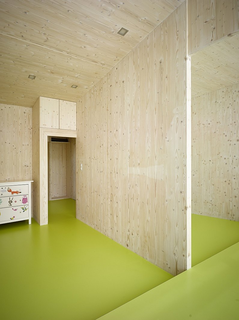 drevo-v-interieru-kaucukova-podlaha