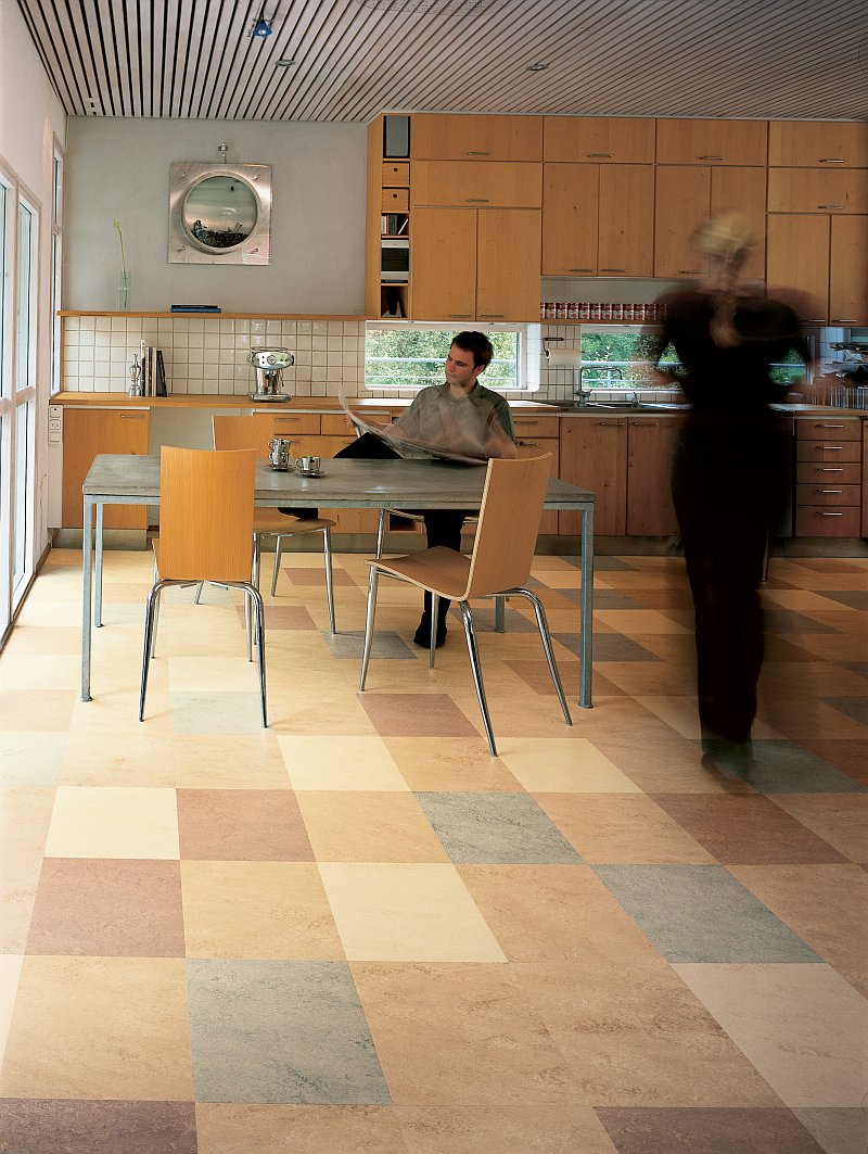 interier-kuchyne-jidelni-stul-podlaha-marmoleum-barevne-ctverce